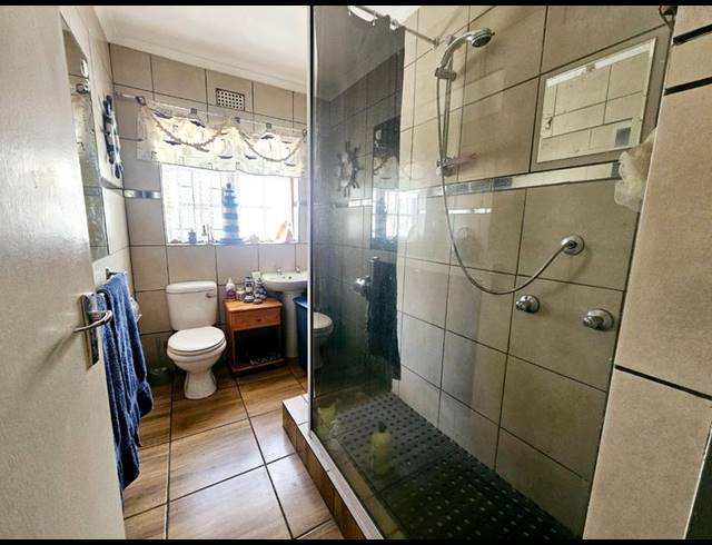 3 BEDROOM HOUSE FOR SALE IN VAKANSIEPLAAS